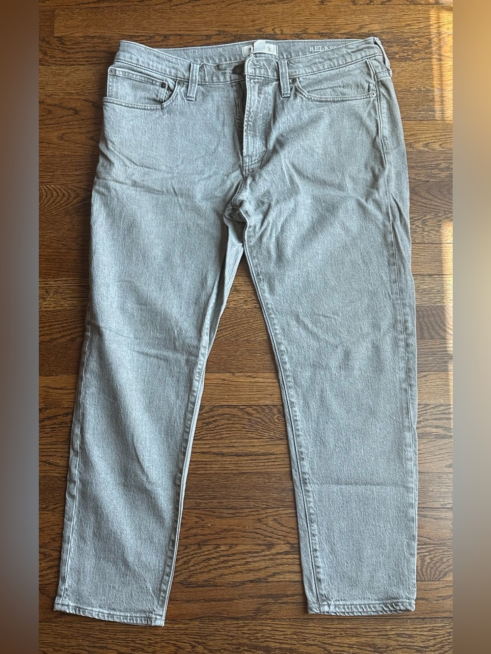 Madewell Relaxed Taper Jeans in Light Gray (36/32)